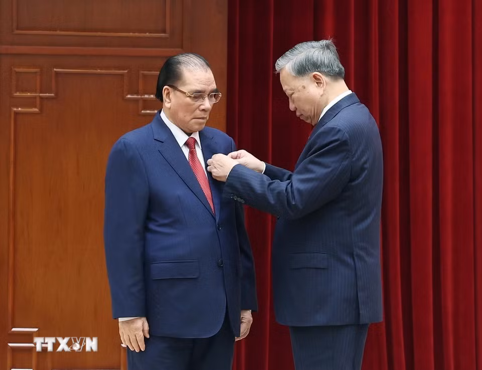 Tổng Bí thư Tô Lâm trao tặng Huân chương Sao vàng cho đồng chí Nông Đức Mạnh, nguyên Tổng Bí thư Ban Chấp hành Trung ương Đảng Cộng sản Việt Nam. (Ảnh: Thống Nhất/TTXVN)