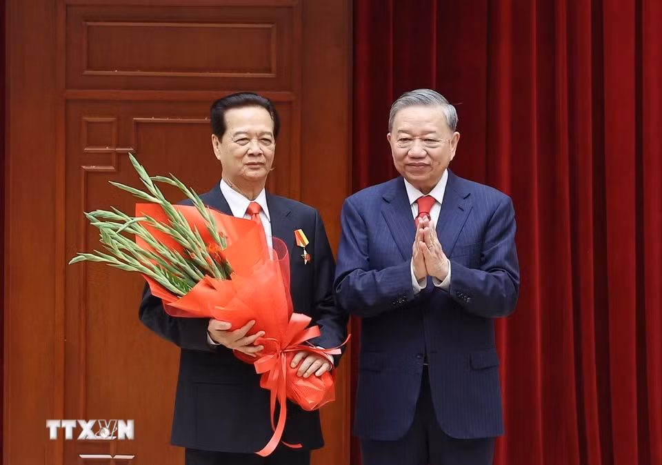 Tổng Bí thư Tô Lâm trao tặng Huân chương Sao vàng cho đồng chí Nguyễn Tấn Dũng, nguyên Ủy viên Bộ Chính trị, nguyên Thủ tướng Chính phủ. (Ảnh: Thống Nhất/TTXVN)