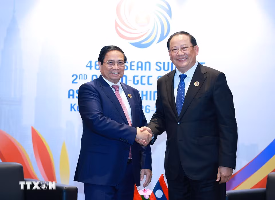 Thủ tướng Phạm Minh Chính gặp Thủ tướng Lào Sonexay Siphandone. (Ảnh: Dương Giang/TTXVN)