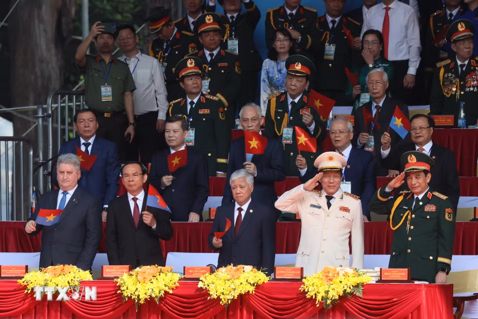 Các đồng chí lãnh đạo, nguyên lãnh đạo Đảng, Nhà nước và khách quốc tế tham dự lễ kỷ niệm. (Ảnh: TTXVN)