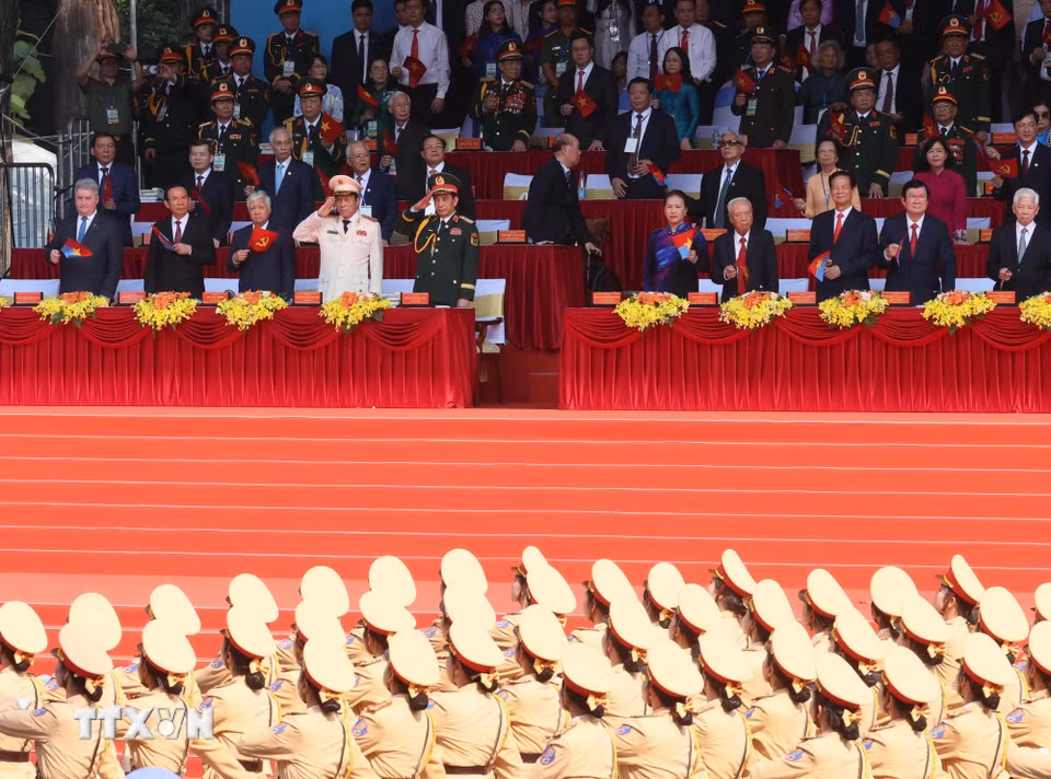 Các đồng chí lãnh đạo, nguyên lãnh đạo Đảng, Nhà nước và khách quốc tế tham dự lễ kỷ niệm. (Ảnh: TTXVN)