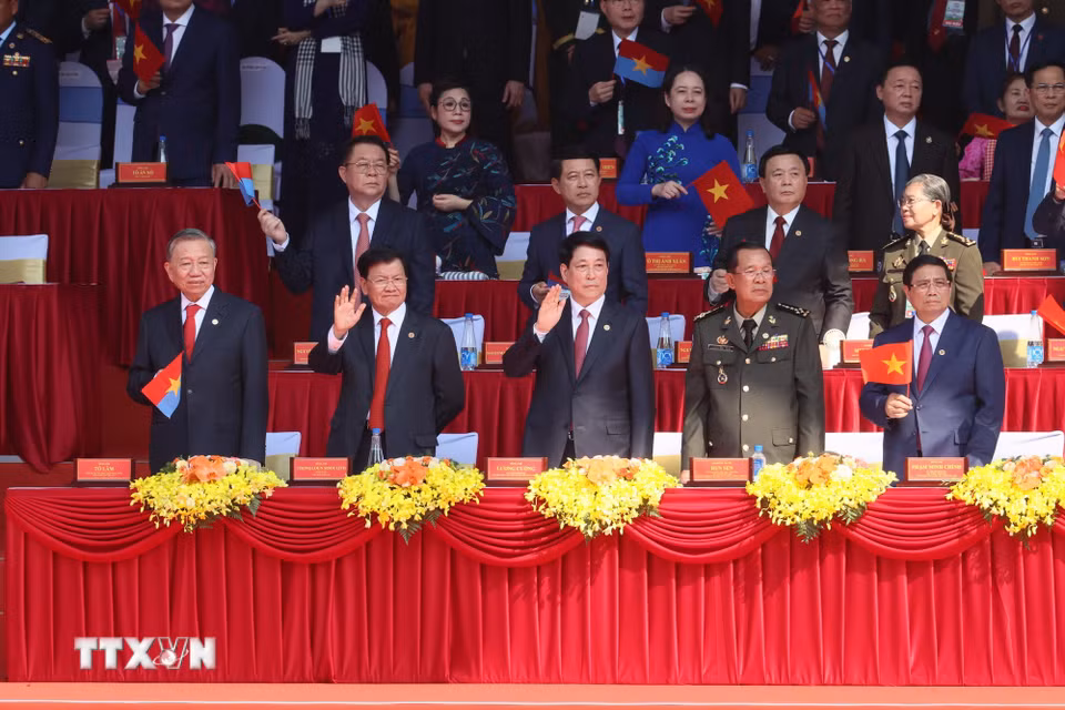 Các đồng chí lãnh đạo, nguyên lãnh đạo Đảng, Nhà nước và khách quốc tế tham dự lễ kỷ niệm. (Ảnh: TTXVN)