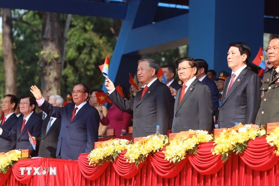 Tổng Bí thư Tô Lâm và các đại biểu theo dõi cuộc diễu binh, diễu hành từ trên lễ đài. (Ảnh: TTXVN)