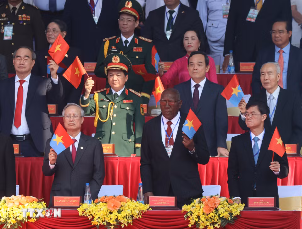 Các đồng chí lãnh đạo, nguyên lãnh đạo Đảng, Nhà nước và khách quốc tế tham dự lễ kỷ niệm. (Ảnh: TTXVN)