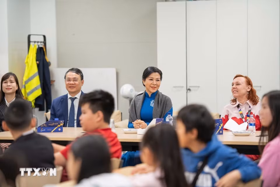 Phu nhân Tổng Bí thư Tô Lâm, bà Ngô Phương Ly dự giờ lớp học tiếng Việt tại Trường phổ thông liên cấp Vesala. (Ảnh: TTXVN phát)