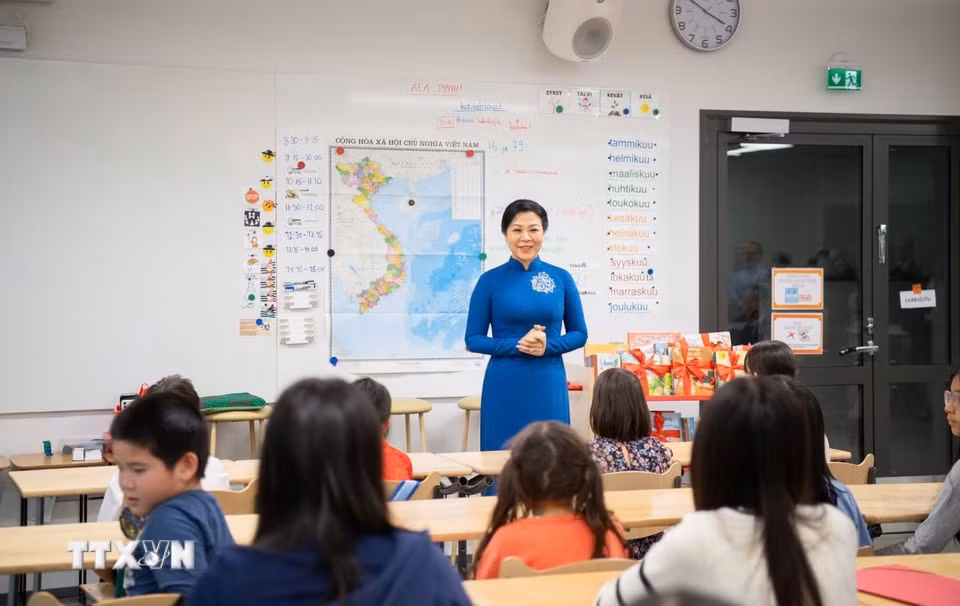 Phu nhân Tổng Bí thư Tô Lâm, bà Ngô Phương Ly nói chuyện với học sinh Trường phổ thông liên cấp Vesala. (Ảnh: TTXVN phát)
