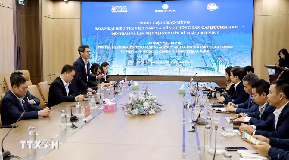 Đoàn phóng viên Thông tấn xã Campuchia (AKP) làm việc với Công ty cổ phần Green i-Park, đơn vị đầu tư hạ tầng Khu Công nghiệp Liên Hà Thái thuộc Khu Kinh tế Thái Bình (xã Thái Thụy, tỉnh Hưng Yên). (Ảnh: Thế Duyệt/TTXVN)