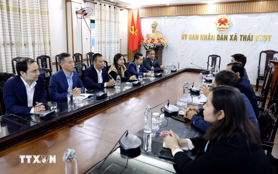 Đoàn phóng viên Thông tấn xã Campuchia (AKP) tìm hiểu việc ứng dụng công nghệ số vào quản lý điều hành chính quyền địa phương 2 cấp tại xã Thái Thụy, tỉnh Hưng Yên. (Ảnh: Thế Duyệt/TTXVN)