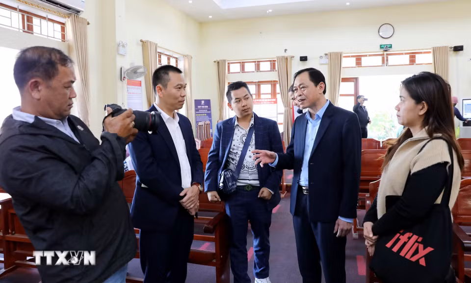 Đoàn phóng viên Thông tấn xã Campuchia (AKP) tìm hiểu việc ứng dụng công nghệ số vào quản lý điều hành chính quyền địa phương 2 cấp tại xã Thái Thụy, tỉnh Hưng Yên. (Ảnh: Thế Duyệt/TTXVN)