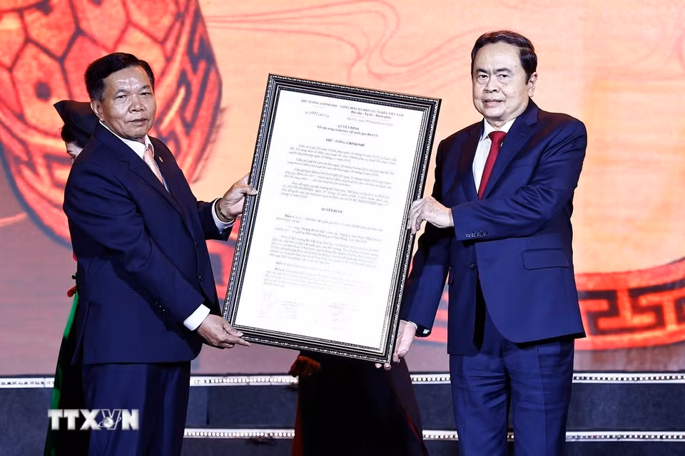 Chủ tịch Quốc hội Trần Thanh Mẫn trao Quyết định về việc công nhận Bảo vật Quốc gia ấn vàng “Hoàng Đế Chi Bảo”. (Ảnh: Doãn Tấn/TTXVN)