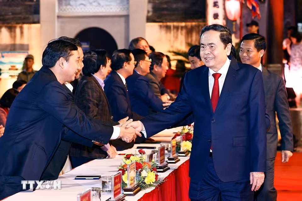 Chủ tịch Quốc hội Trần Thanh Mẫn với đại biểu dự Lễ kỷ niệm.(Ảnh: Doãn Tấn/TTXVN)