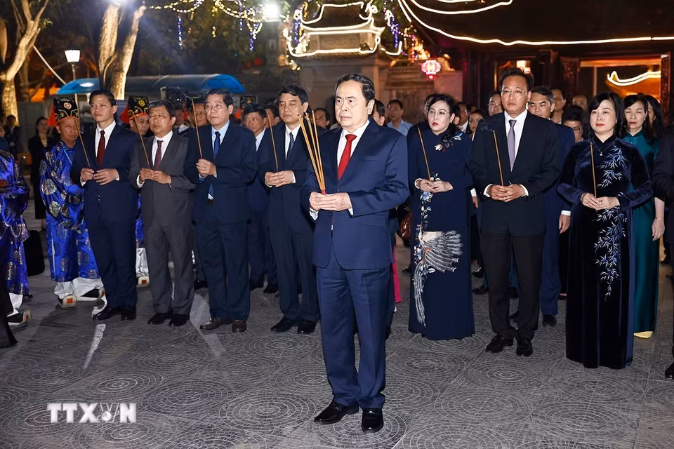 Chủ tịch Quốc hội Trần Thanh Mẫn dâng hương tưởng niệm các vị vua Nhà Lý tại Khu di tích Quốc gia đặc biệt Đền Đô.(Ảnh: Doãn Tấn/TTXVN)