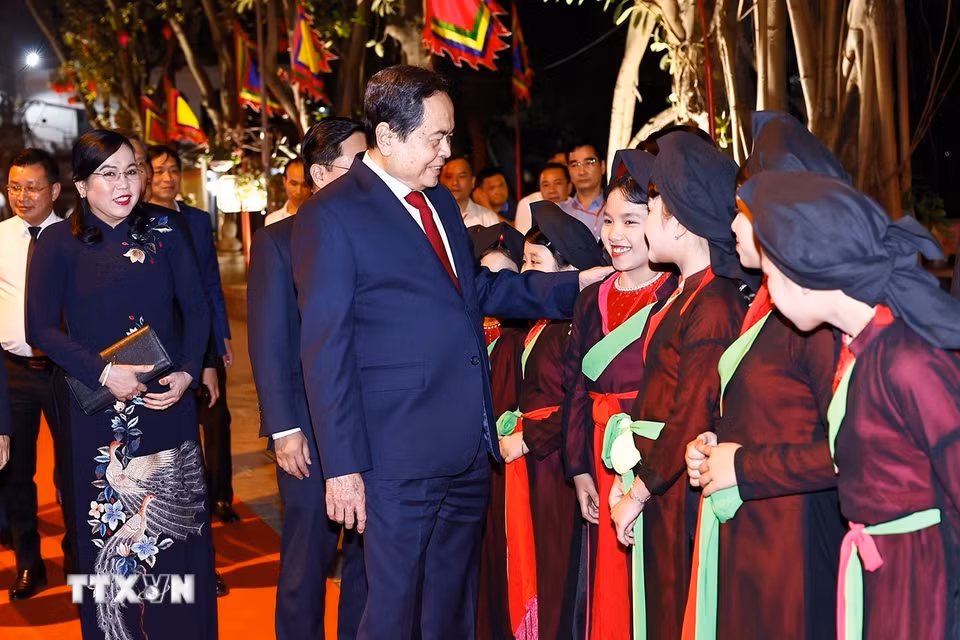 Chủ tịch Quốc hội Trần Thanh Mẫn với các cháu thiếu nhi tại Khu di tích Quốc gia đặc biệt Đền Đô. (Ảnh: Doãn Tấn/TTXVN)