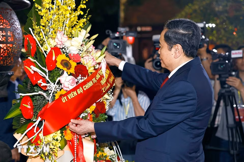 Chủ tịch Quốc hội Trần Thanh Mẫn dâng hương tưởng niệm các vị vua Nhà Lý tại Khu di tích Quốc gia đặc biệt Đền Đô. (Ảnh: Doãn Tấn/TTXVN)