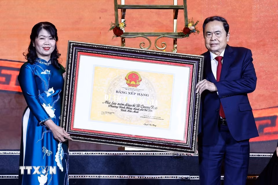 Chủ tịch Quốc hội Trần Thanh Mẫn trao Bằng xếp hạng di tích Quốc gia Nhà lưu niệm đồng chí Lê Quang Đạo. (Ảnh: Doãn Tấn/TTXVN)