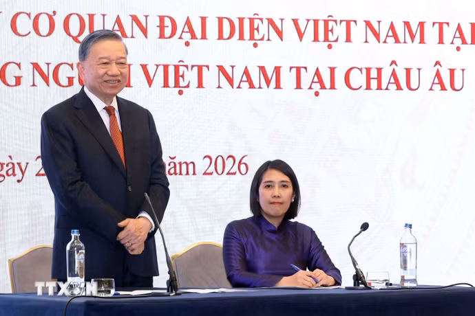 Tổng Bí thư, Chủ tịch nước Tô Lâm nói chuyện thân mật với cán bộ, nhân viên Đại sứ quán Việt Nam tại Bỉ và đại diện cộng đồng người Việt Nam tại châu Âu. (Ảnh: Thống Nhất/TTXVN)