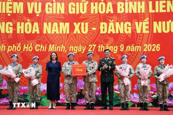 Thượng tướng Nguyễn Trường Thắng, Thứ trưởng Bộ Quốc phòng và bà Katherine Louise Grimmond, Tổng Lãnh sự Australia tại Thành phố Hồ Chí Minh tặng quà chào đón cán bộ, chiến sỹ Bệnh viện Dã chiến cấp 2 số 7 hoàn thành xuất sắc nhiệm vụ trở về nước. (Ảnh: Xuân Khu/TTXVN)