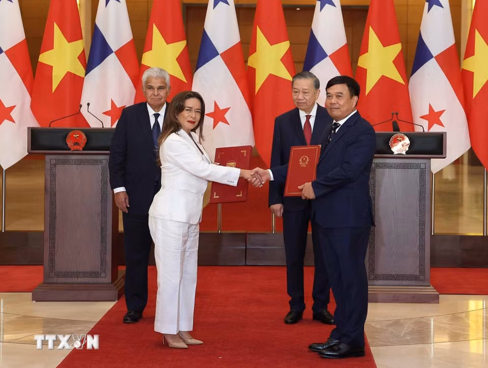 Tổng Bí thư, Chủ tịch nước Tô Lâm và Tổng thống Panama José Raúl Mulino chứng kiến lễ trao các văn kiện hợp tác giữa hai nước. (Ảnh: Thống Nhất/TTXVN)