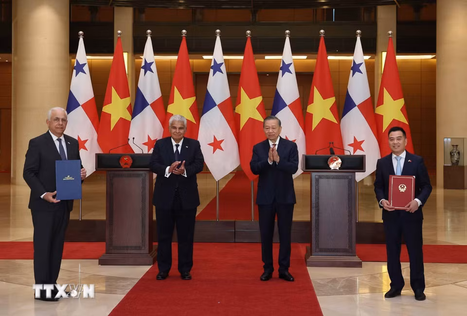 Tổng Bí thư, Chủ tịch nước Tô Lâm và Tổng thống Panama José Raúl Mulino chứng kiến lễ trao các văn kiện hợp tác giữa hai nước. (Ảnh: Thống Nhất/TTXVN)