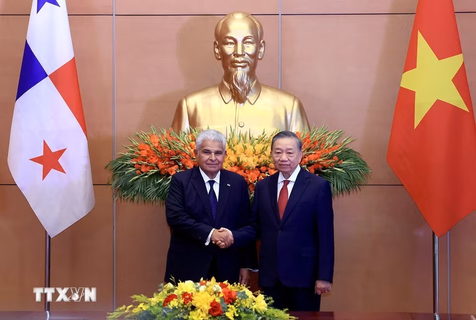 Tổng Bí thư, Chủ tịch nước Tô Lâm và Tổng thống Cộng hòa Panama José Raúl Mulino chụp ảnh chung. (Ảnh: Tuấn Anh/TTXVN)