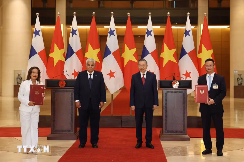Tổng Bí thư, Chủ tịch nước Tô Lâm và Tổng thống Panama José Raúl Mulino chứng kiến lễ trao các văn kiện hợp tác giữa hai nước. (Ảnh: Thống Nhất/TTXVN)