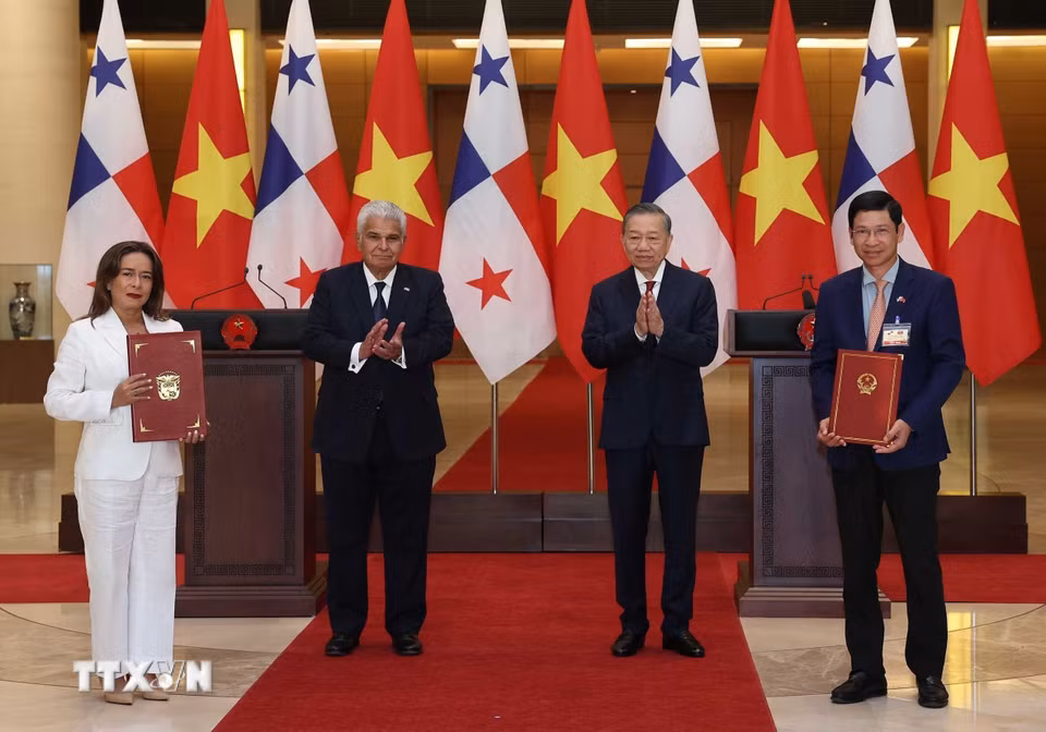 Tổng Bí thư, Chủ tịch nước Tô Lâm và Tổng thống Panama José Raúl Mulino chứng kiến lễ trao các văn kiện hợp tác giữa hai nước. (Ảnh: Thống Nhất/TTXVN)