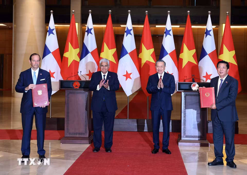 Tổng Bí thư, Chủ tịch nước Tô Lâm và Tổng thống Panama José Raúl Mulino chứng kiến lễ trao Hiệp định Hợp tác về vận tải biển giữa Chính phủ Việt Nam và Chính phủ Panama. (Ảnh: Thống Nhất/TTXVN)