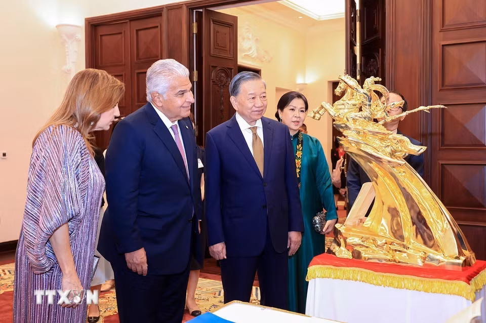 Tổng Bí thư, Chủ tịch nước Tô Lâm giới thiệu bức tượng Thánh Gióng với Tổng thống Cộng hoà Panama José Raúl Mulino và Phu nhân. (Ảnh: Tuấn Anh/TTXVN)