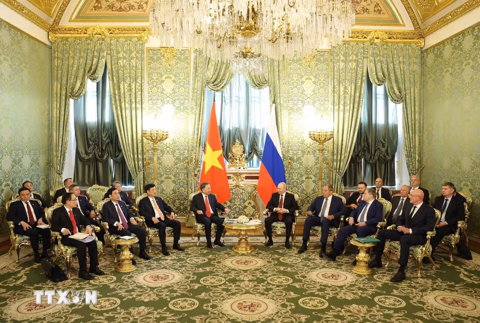 Tổng Bí thư, Chủ tịch nước Tô Lâm gặp hẹp với Tổng thống Liên bang Nga Vladimir Putin. (Ảnh: Thống Nhất/TTXVN)