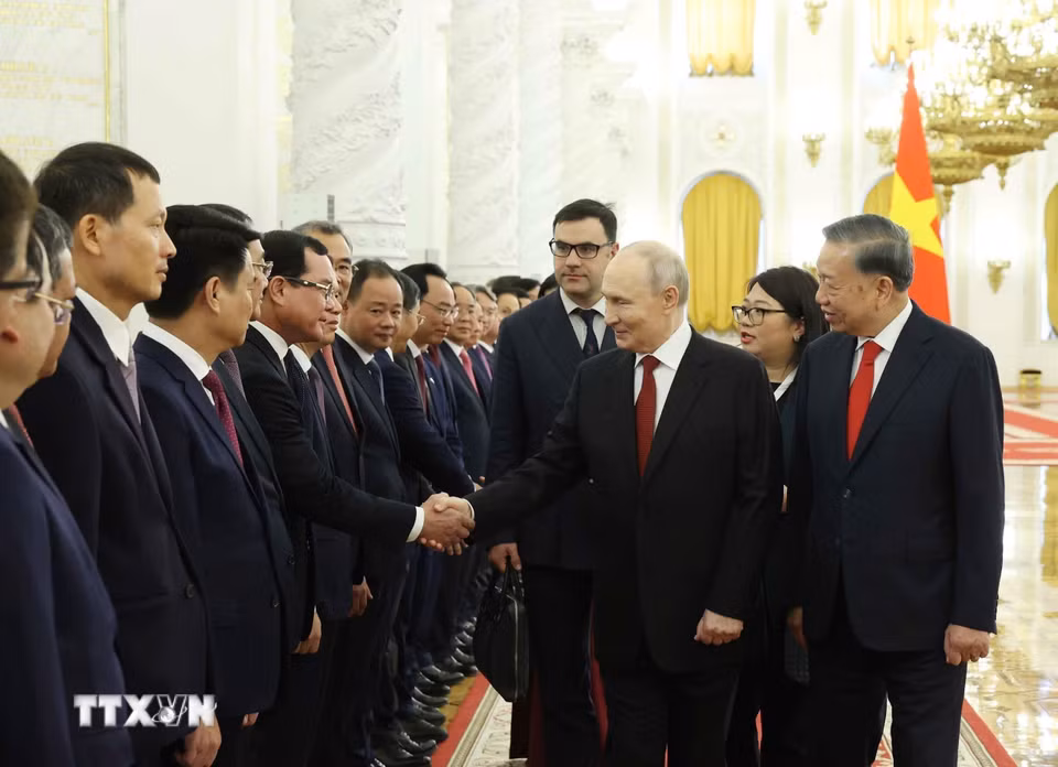 Tổng Bí thư, Chủ tịch nước Tô Lâm và Tổng thống Liên bang Nga Vladimir Putin với đại biểu Việt Nam. (Ảnh: Thống Nhất/TTXVN)