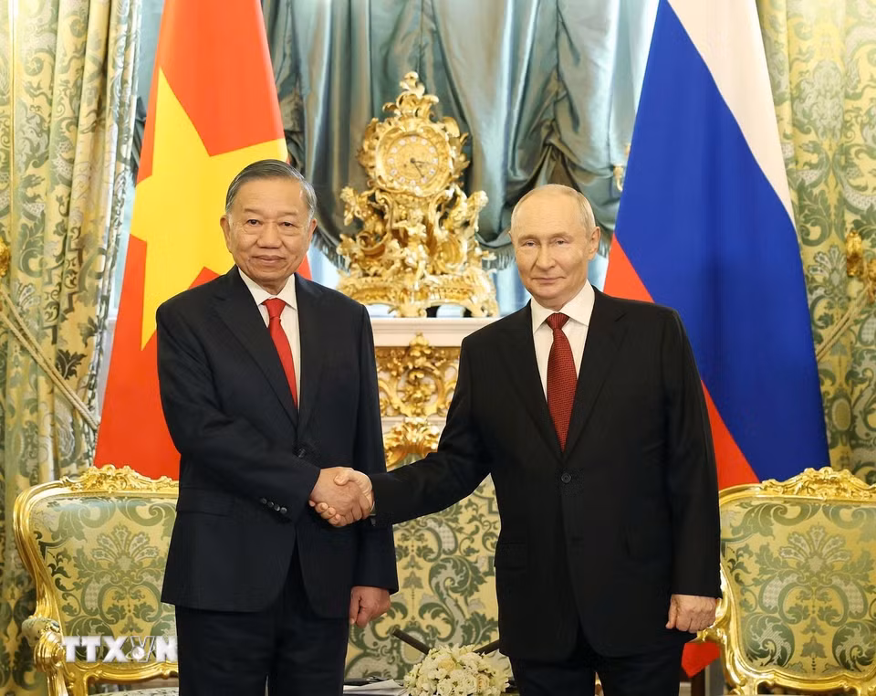 Tổng Bí thư, Chủ tịch nước Tô Lâm gặp hẹp với Tổng thống Liên bang Nga Vladimir Putin. (Ảnh: Thống Nhất/TTXVN)