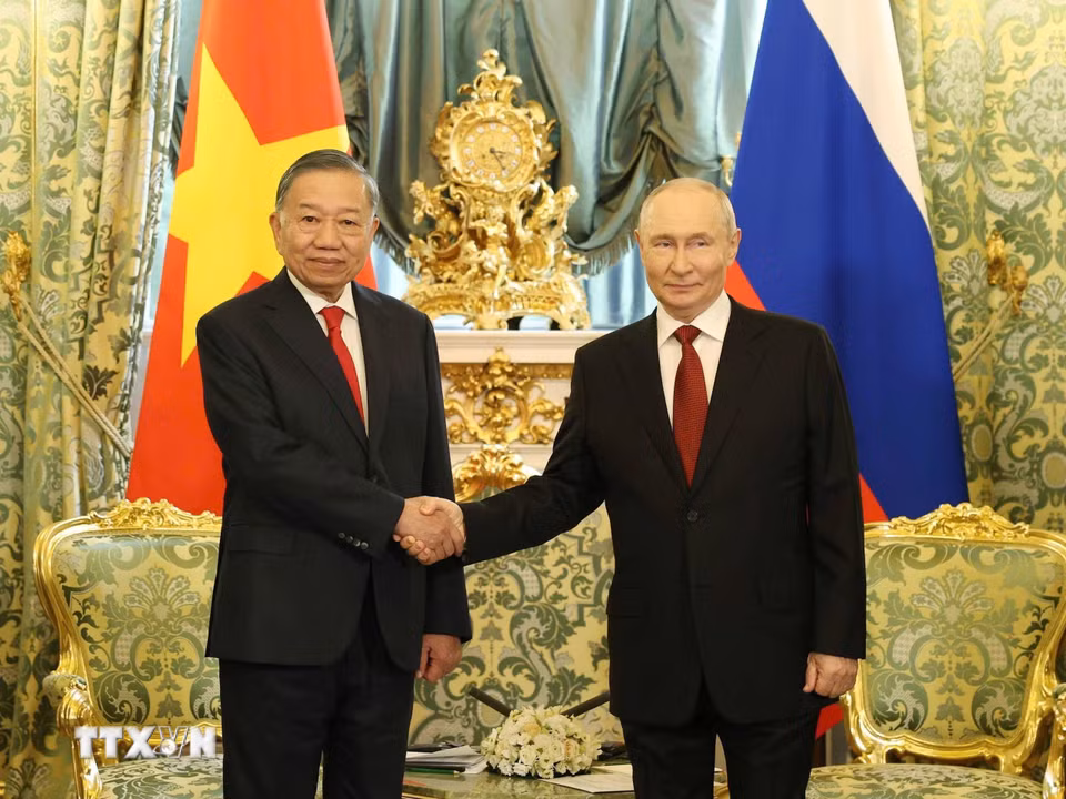 Tổng Bí thư, Chủ tịch nước Tô Lâm gặp hẹp với Tổng thống Liên bang Nga Vladimir Putin. (Ảnh: Thống Nhất/TTXVN)