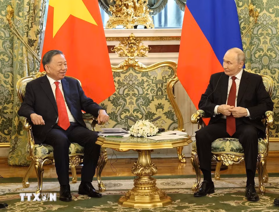 Tổng Bí thư, Chủ tịch nước Tô Lâm gặp hẹp với Tổng thống Liên bang Nga Vladimir Putin. (Ảnh: Thống Nhất/TTXVN)