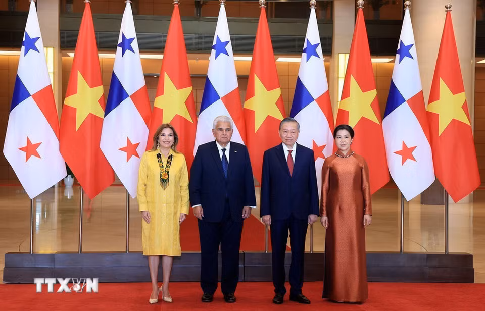 Tổng Bí thư, Chủ tịch nước Tô Lâm và Phu nhân cùng Tổng thống Cộng hòa Panama José Raúl Mulino và Phu nhân chụp ảnh chung. (Ảnh: Tuấn Anh/TTXVN.)