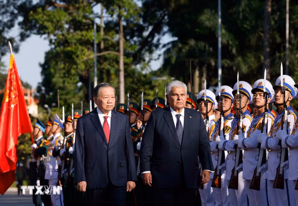 Tổng Bí thư, Chủ tịch nước Tô Lâm và Tổng thống Panama José Raúl Mulino duyệt đội danh dự Quân đội Nhân dân Việt Nam. (Ảnh: Thống Nhất/TTXVN)