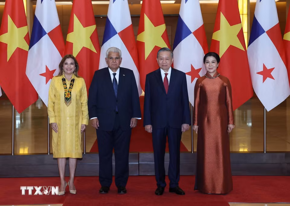 Tổng Bí thư, Chủ tịch nước Tô Lâm và Phu nhân cùng Tổng thống Cộng hòa Panama José Raúl Mulino và Phu nhân chụp ảnh chung. (Ảnh: Thống Nhất/TTXVN.)