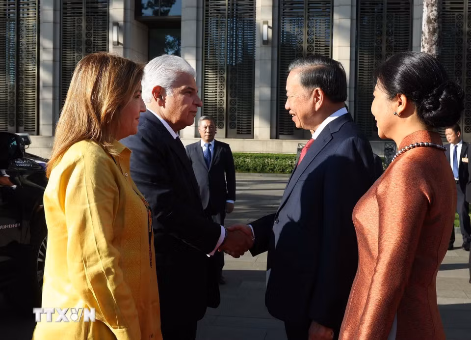 Tổng Bí thư, Chủ tịch nước Tô Lâm và Phu nhân đón Tổng thống Panama José Raúl Mulino và Phu nhân. (Ảnh: Thống Nhất/TTXVN)