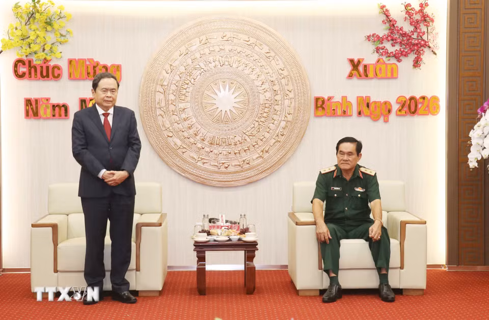 Chủ tịch Quốc hội Trần Thanh Mẫn chúc Tết cán bộ, chiến sỹ lực lượng vũ trang Quân khu 9. (Ảnh: Ngọc Thiện/TTXVN)