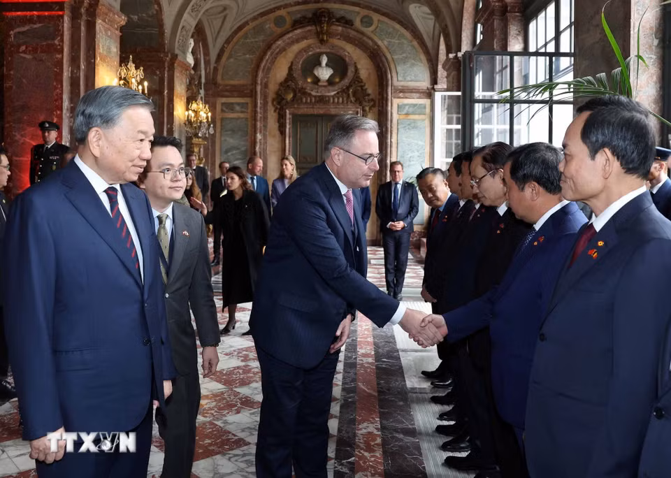 Tổng Bí thư, Chủ tịch nước Tô Lâm giới thiệu thành viên đoàn cấp cao Việt Nam với Thủ tướng Bỉ Bart De Wever. (Ảnh: Thống Nhất/TTXVN)