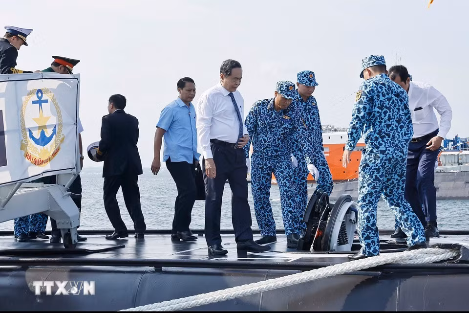 Chủ tịch Quốc hội Trần Thanh Mẫn cùng đại biểu thăm tàu ngầm. (Ảnh: Doãn Tấn/TTXVN)