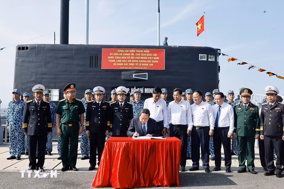 Chủ tịch Quốc hội Trần Thanh Mẫn viết sổ Lưu niệm về truyền thống Lữ đoàn 189. (Ảnh: Doãn Tấn/TTXVN)