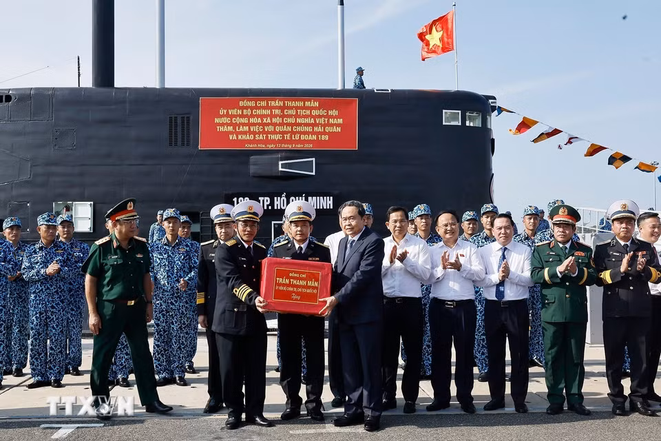 Chủ tịch Quốc hội Trần Thanh Mẫn tặng quà cho thủy thủ Quân chủng Hải quân, Lữ đoàn Tàu ngầm 189. (Ảnh: Doãn Tấn/TTXVN)