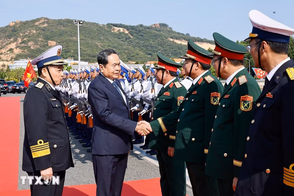 Chủ tịch Quốc hội Trần Thanh Mẫn với lãnh đạo Bộ Quốc phòng, Quân chủng Hải quân, Lữ đoàn Tàu ngầm 189.(Ảnh: Doãn Tấn/TTXVN)