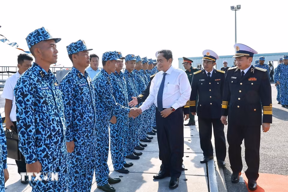 Chủ tịch Quốc hội Trần Thanh Mẫn với chiến sỹ, thủy thủ Lữ đoàn Tàu ngầm 189. (Ảnh: Doãn Tấn/TTXVN)