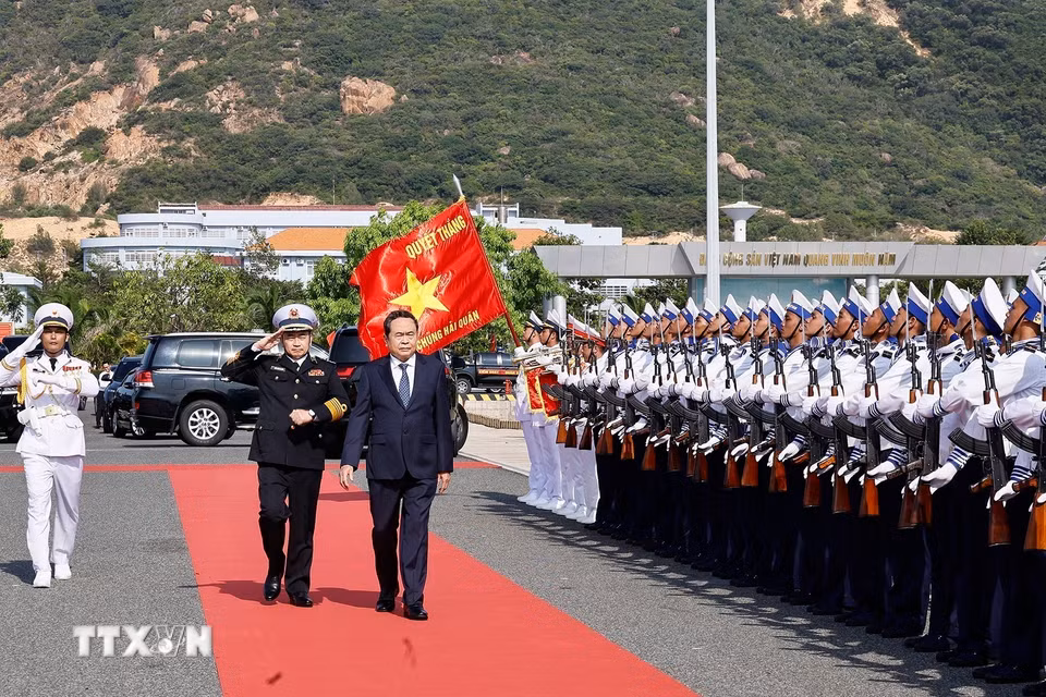 Chủ tịch Quốc hội Trần Thanh Mẫn duyệt đội danh dự Lữ đoàn Tàu ngầm 189, tại Căn cứ quân sự Cam Ranh, Vùng 4 Hải quân. (Ảnh: Doãn Tấn/TTXVN)