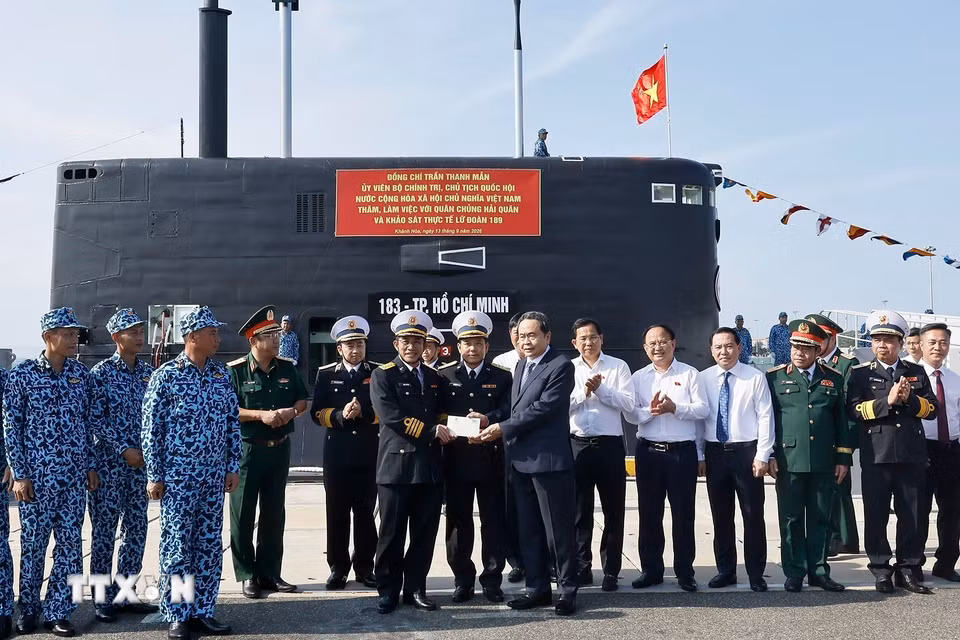 Chủ tịch Quốc hội Trần Thanh Mẫn tặng quà cho thủy thủ Quân chủng Hải quân, Lữ đoàn Tàu ngầm 189. (Ảnh: Doãn Tấn/TTXVN)