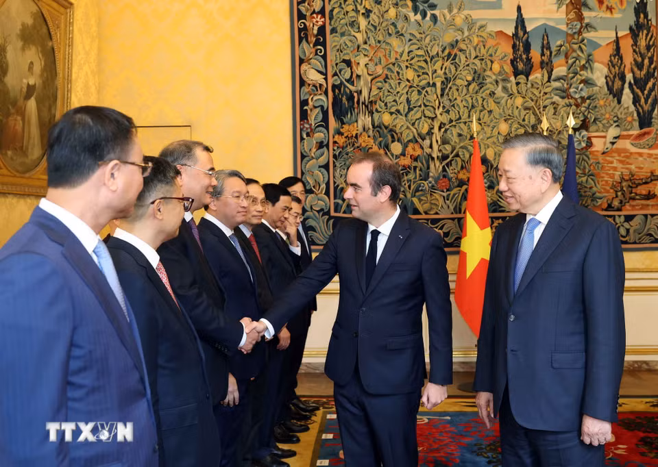 Tổng Bí thư, Chủ tịch nước Tô Lâm giới thiệu thành viên đoàn cấp cao Việt Nam với Thủ tướng Pháp Sébastien Lecornu. (Ảnh: Thống Nhất/TTXVN)