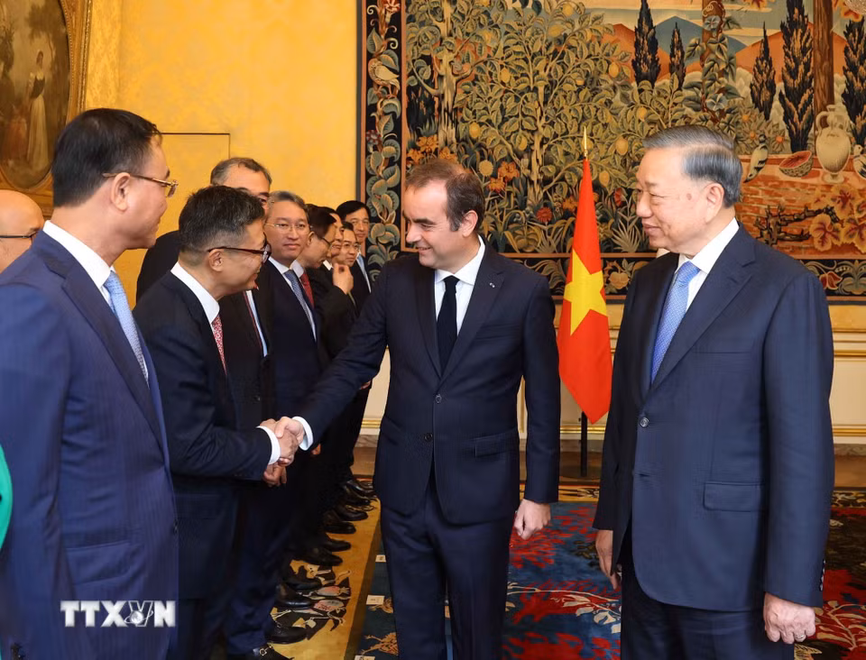 Tổng Bí thư, Chủ tịch nước Tô Lâm giới thiệu thành viên đoàn cấp cao Việt Nam với Thủ tướng Pháp Sébastien Lecornu. (Ảnh: Thống Nhất/TTXVN)