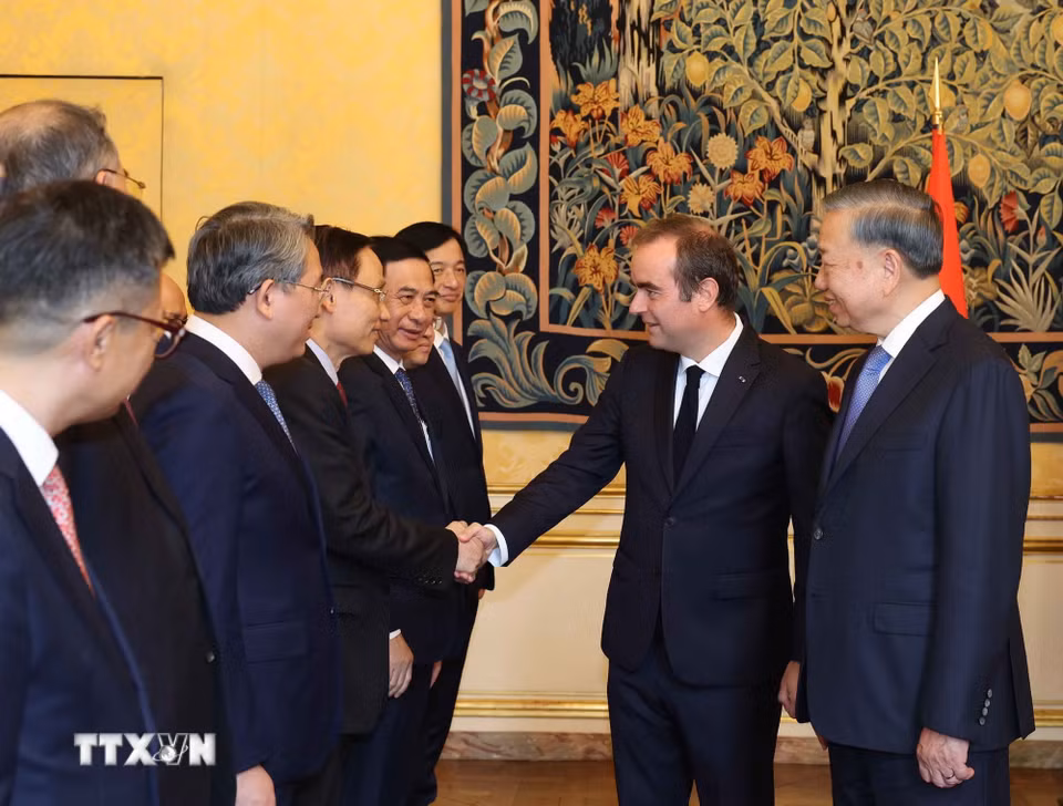 Tổng Bí thư, Chủ tịch nước Tô Lâm giới thiệu thành viên đoàn cấp cao Việt Nam với Thủ tướng Pháp Sébastien Lecornu. (Ảnh: Thống Nhất/TTXVN)