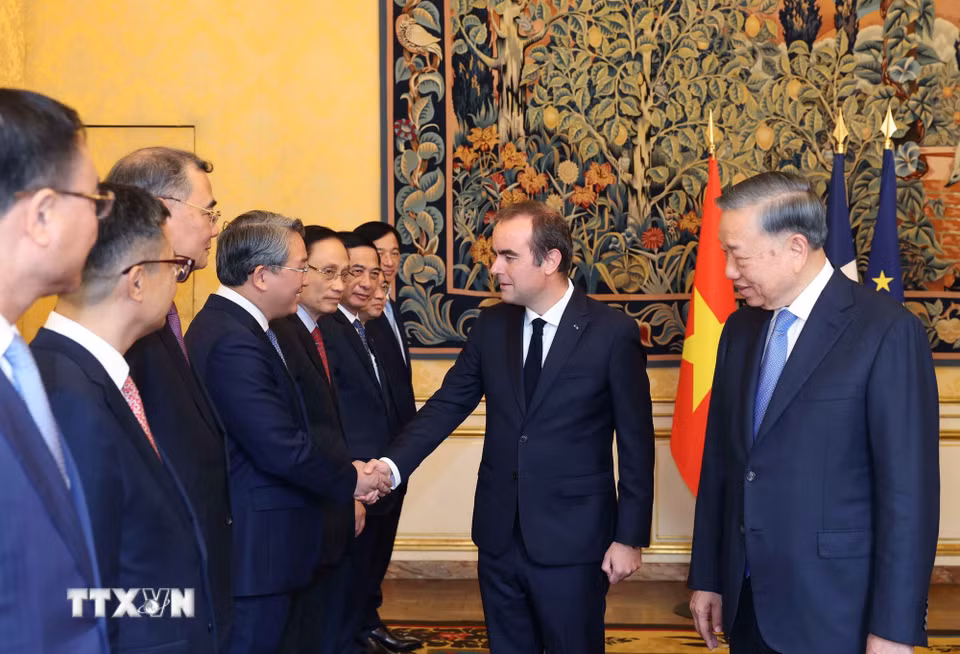 Tổng Bí thư, Chủ tịch nước Tô Lâm giới thiệu thành viên đoàn cấp cao Việt Nam với Thủ tướng Pháp Sébastien Lecornu. (Ảnh: Thống Nhất/TTXVN)